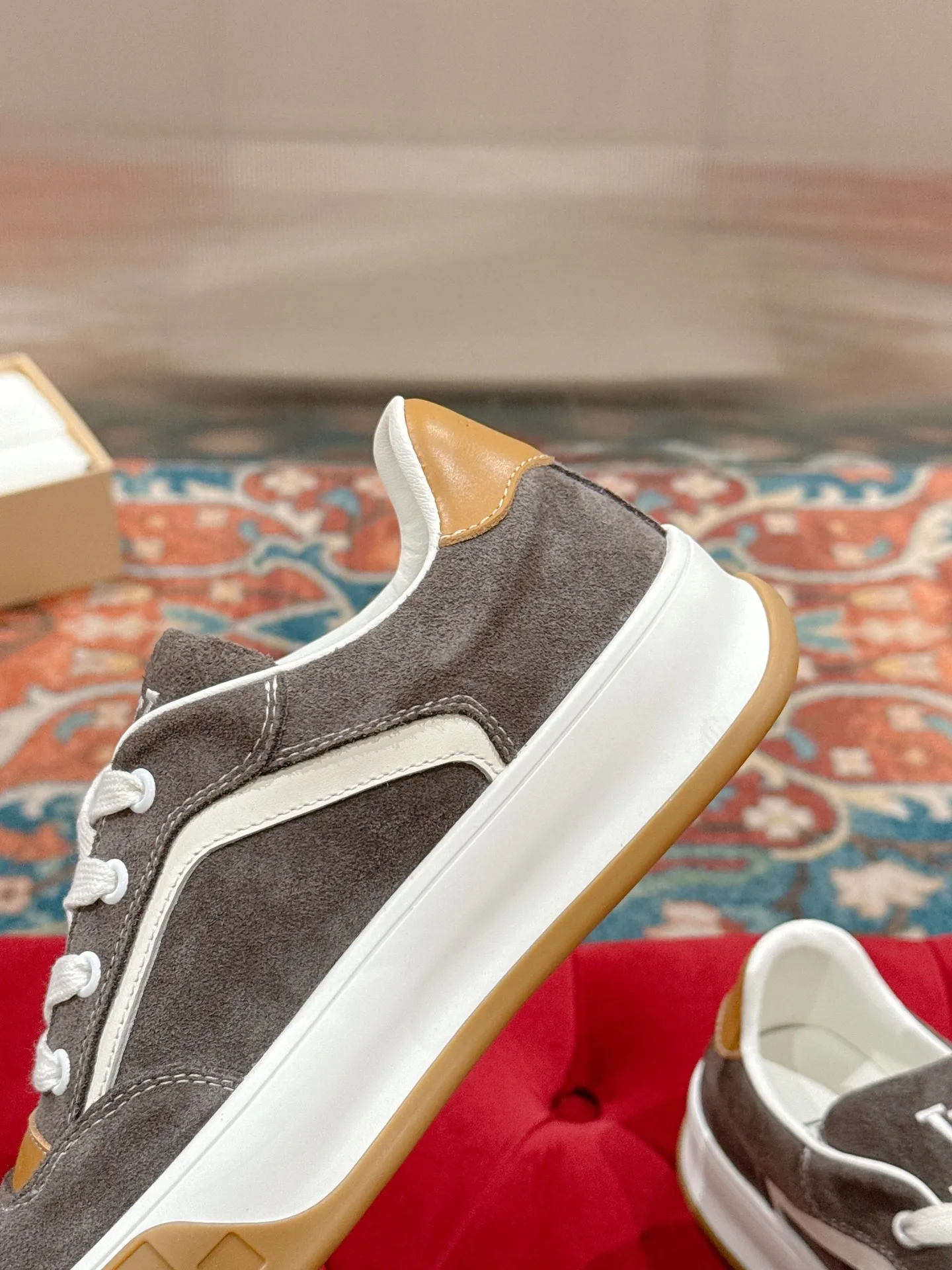 👟👟Ex-factory price 640👟👟 LV men's new tilt sneakers, classic catwalk style, air-glue technology, very comfortable on the feet. Luxurious materials, fine workmanship, European made English letters printed on the midsole, the upper is made of calfskin, the side is decorated with the brand LOGO and signature, the latest latex foot pads ➕ mesh lining, the foot feels super comfortable. Two-color TPU combination outsole. Packing process Goodyear stitched seam fabric: first-layer cowhide, lining: customized silky mesh lining-first-layer silk cowhide lining Bottom thickness: 0.5cm ☑️size: men's 39-44 (45 customized, non-returnable)